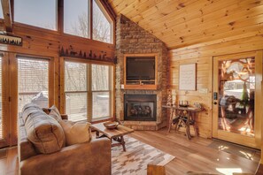 Interior - 5 Mi to Smoky Mtn Natl Park: Hot Tub Haven! (Sevierville)