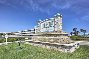 Interior - Steps to Sand + 2 Pools! Galveston Coastal Getaway (Galveston)