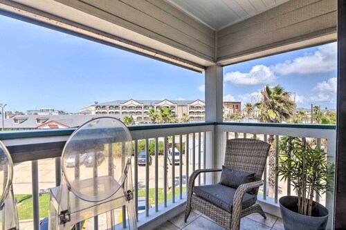 Steps to Sand + 2 Pools! Galveston Coastal Getaway