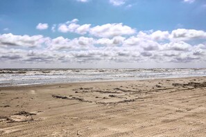 Apartment (1 Bedroom) | Interior - Galveston Condo w/ Oceanfront Views & 2 Pools (Galveston)
