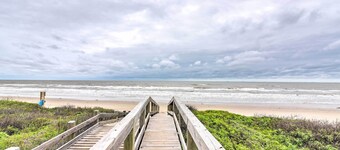 Walk to Ocean: 'pura Vida' Crystal Beach House!