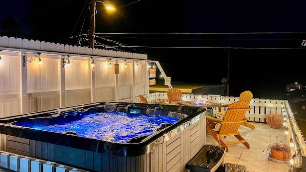 A hot tub area with wooden chairs and a white fence. - Cabin w/ Mountain Views ~ 2 Mi to Ruidoso Midtown! (Ruidoso)