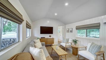 House (2 Bedrooms) | Living area