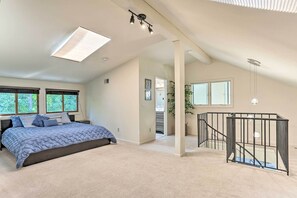 Room - Gorgeous Vernon Township Condo w/ Balcony! (Vernon)