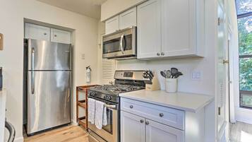 Microwave, oven, kompor, dan mesin pencuci piring