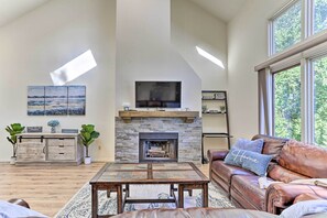 Books - Gorgeous Vernon Township Condo w/ Balcony! (Vernon)