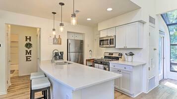 Apartment (3 Bedrooms) | Private kitchen | Microwave, oven, stovetop, dishwasher