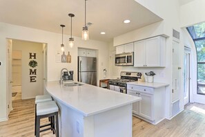 Apartment (3 Bedrooms) | Private kitchen | Microwave, oven, stovetop, dishwasher - Gorgeous Vernon Township Condo w/ Balcony! (Vernon)