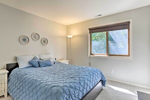 Apartment (3 Bedrooms) | 3 bedrooms, laptop workspace, free cribs/infant beds, bed sheets - Gorgeous Vernon Township Condo w/ Balcony! (Vernon)