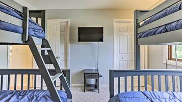 3 bedrooms, laptop workspace, free cots/infant beds, bed sheets