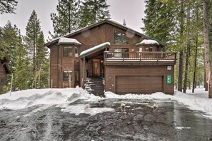 Interior - Updated Tahoe Donner Cabin w/ Golf Course Views! (Truckee)