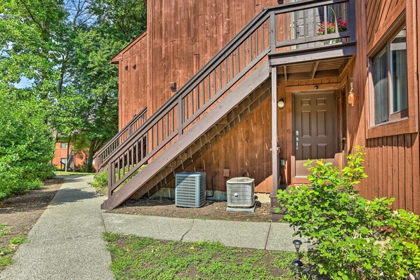 Apartment (2 Bedrooms) | Interior - Sun-lit Vernon Condo < 2 Mi to Ski Resort! (Vernon)