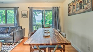 Un comedor con una mesa de madera, sillas y un sofá.
