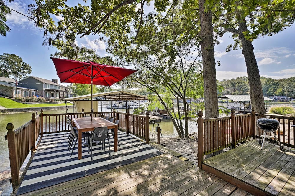 Family Fun! Lakeside Gem + Dock in Sunrise Beach - Jasper Township, MO