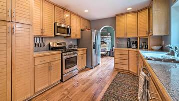 House (5 Bedrooms) | Interior