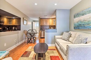 Living area - Modern Philly Apt in the Heart of Downtown! (Philadelphia)