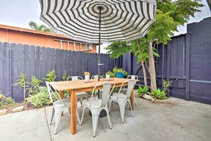 Outdoor dining - Chic & Central Ventura Home - Walk to Beach! (Ventura)