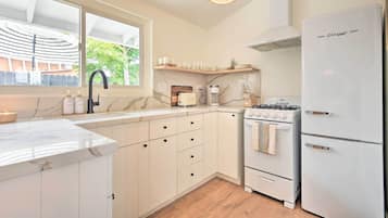 House (2 Bedrooms) | Private kitchen | Oven, stovetop, cookware/dishes/utensils, spices