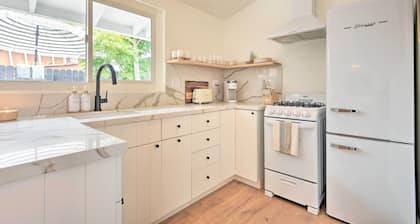Chic & Central Ventura Home - Walk to Beach!