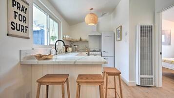 Casa (2 Bedrooms) | Cozinha privada | Fogão, cooktop, talheres/pratos/utensílios de cozinha, especiarias