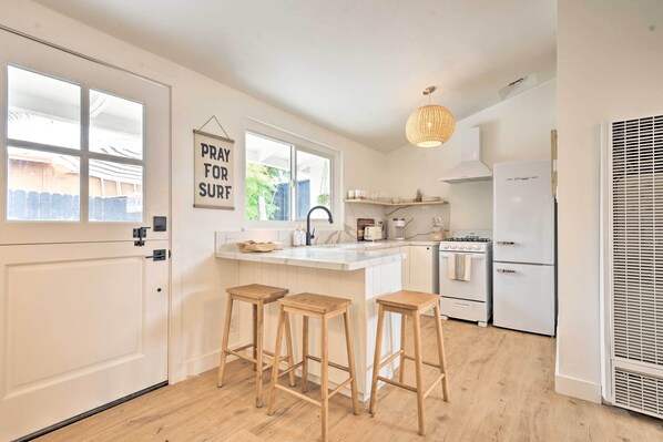 House (2 Bedrooms) | Private kitchen | Oven, stovetop, cookware/dishes/utensils, spices