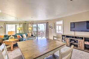 TV, books - Oceanfront San Diego Condo - Walk to Pacific Beach (San Diego)