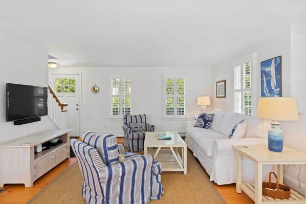 House (3 Bedrooms) | Living area | TV, fireplace, DVD player, table tennis