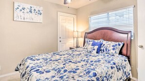 2 bedrooms, iron/ironing board, free cots/infant beds, bed sheets - Guest-ready San Antonio House, Near Downtown! (San Antonio)