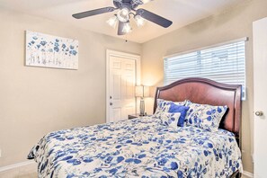 2 bedrooms, iron/ironing board, free cribs/infant beds, bed sheets - Guest-ready San Antonio House, Near Downtown! (San Antonio)