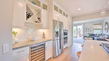 House (4 Bedrooms) | Private kitchen | Microwave, oven, stovetop, dishwasher