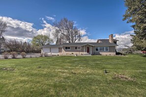 House (3 Bedrooms) | Interior - Ellensburg Home w/ Mountain Views on 3 Acres! (Ellensburg)