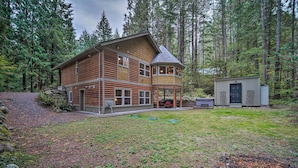 A log cabin with a turret, surrounded by a forest. - Peaceful Forest Retreat by Mt. Baker Slopes! (Deming)