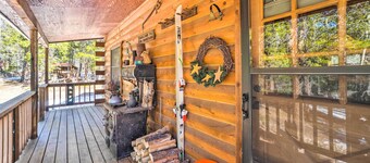 Deck, Fire Pit & Grill: Log Cabin in Black Hawk