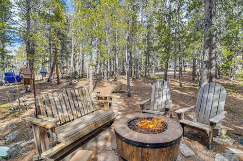 Deck, Fire Pit & Grill: Log Cabin in Black Hawk