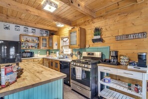 Interior - Deck, Fire Pit & Grill: Log Cabin in Black Hawk (Black Hawk)