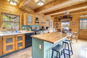 Interior - Deck, Fire Pit & Grill: Log Cabin in Black Hawk (Black Hawk)