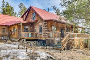 Interior - Deck, Fire Pit & Grill: Log Cabin in Black Hawk (Black Hawk)