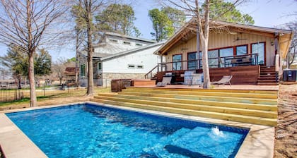 Cedar Creek Lakefront Vacation Rental w/ Pool