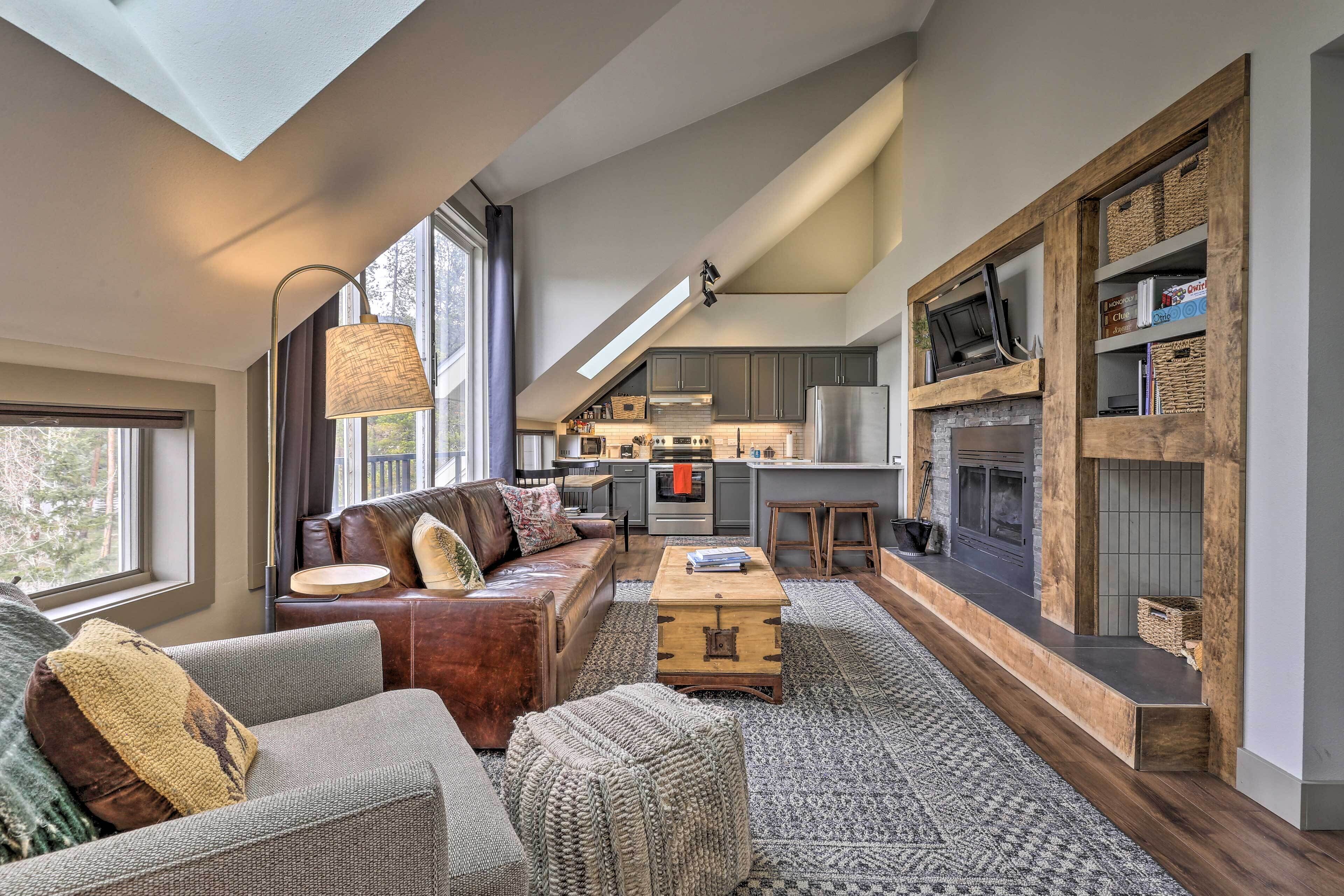 Apartment (1 Bedroom) | Living area | TV, fireplace, DVD player, books