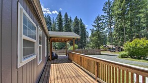 A wooden deck with a covered seating area, surrounded by a wooden fence and trees. - Packwood Cabin <20 Mi to Mt Rainier Adventure (Packwood)