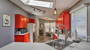 House (3 Bedrooms) | Dapur peribadi | Ketuhar gelombang mikro, ketuhar, dapur, kerusi tinggi