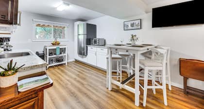 Hillside Place w/ Mountain Views ~ 8 Mi to Dtwn!