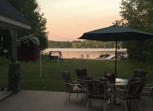 Cottage on Munro Lake
