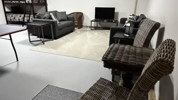 Télévision, table de tennis de table