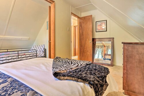 Cozy Crestline Cabin, Close to Lakes, Parks!