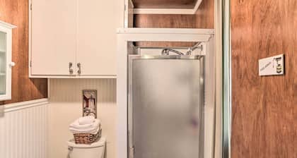 Cozy Crestline Cabin, Close to Lakes, Parks!