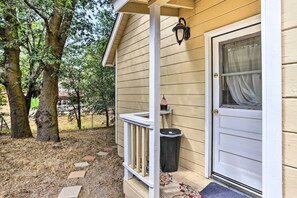 House (2 Bedrooms) | Interior - Cozy Crestline Cabin, Close to Lakes, Parks! (Crestline)