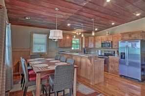 Interior - Guntersville Cabin w/ Lake Views! (Guntersville)