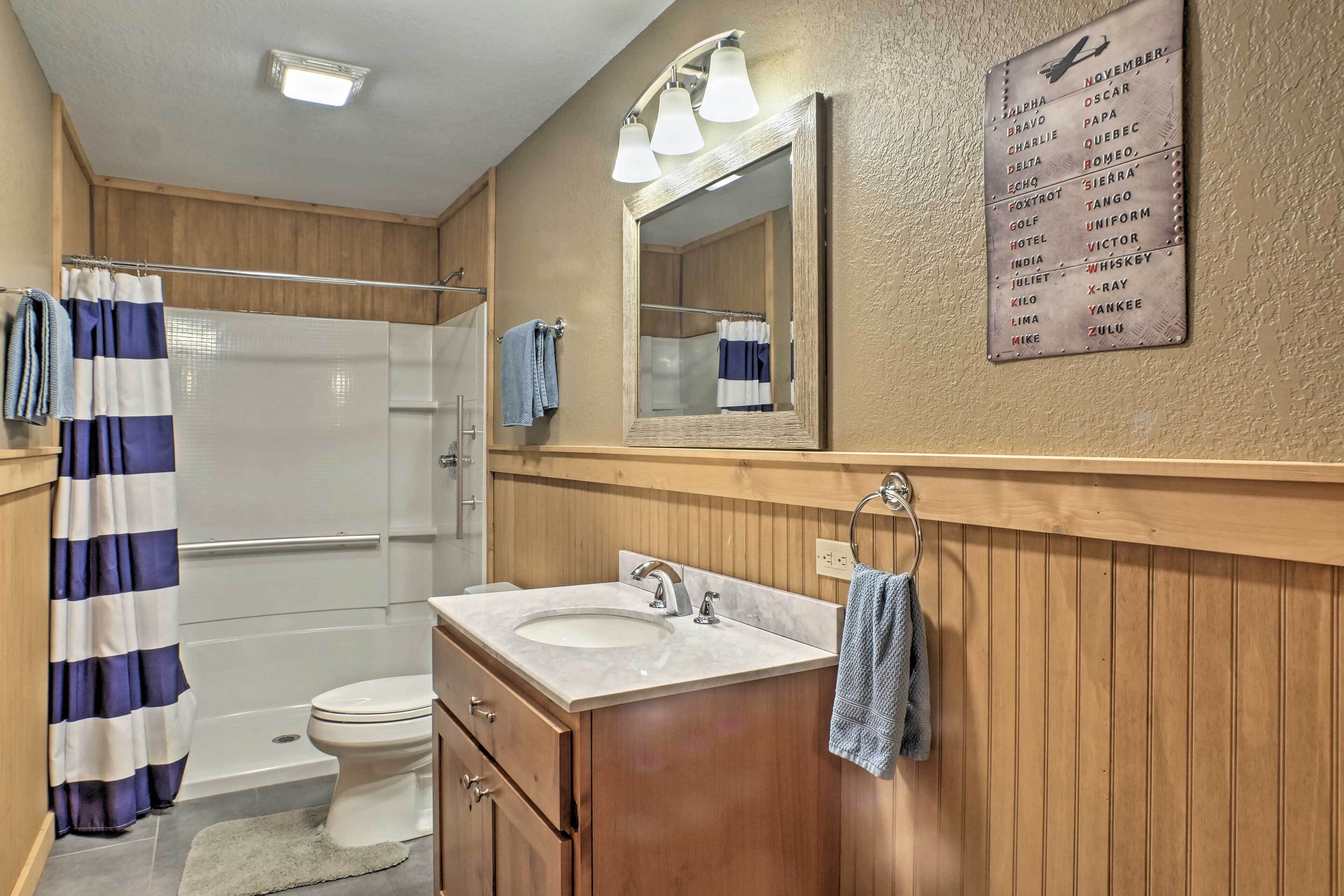 Ein Badezimmer mit Dusche, Toilette und Waschbecken.
