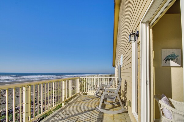 Quiet Waterfront Escape W/ Hot Tub & Beach Access! - Gold Beach, OR